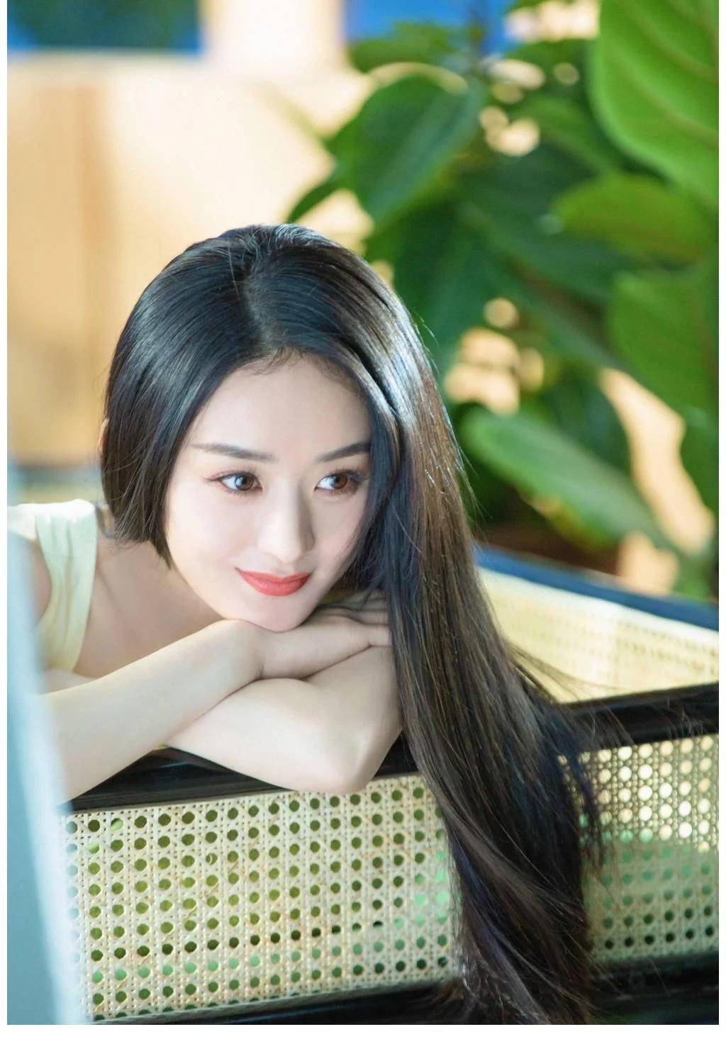 赵丽颖|赵丽颖温柔风写真大片，紫色露肩毛衣配白色裤子，锁骨线条优美
