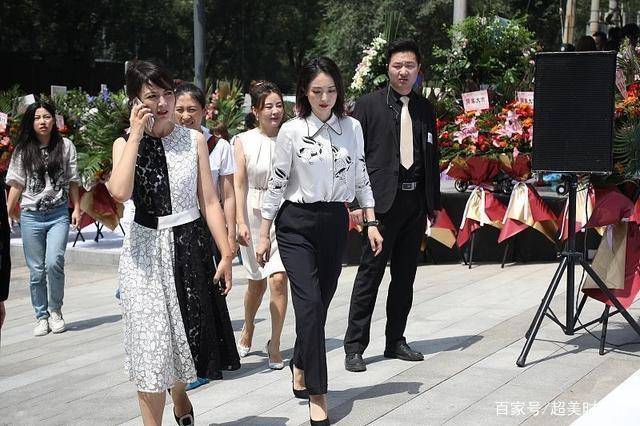 李小璐|董璇职业装干练十足,李小璐穿亮片显廉价,闺蜜俩差别这么大?