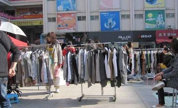 地摊|一样的衣服，为什么专柜店卖几千，地摊才几十？看完终于知道猫腻