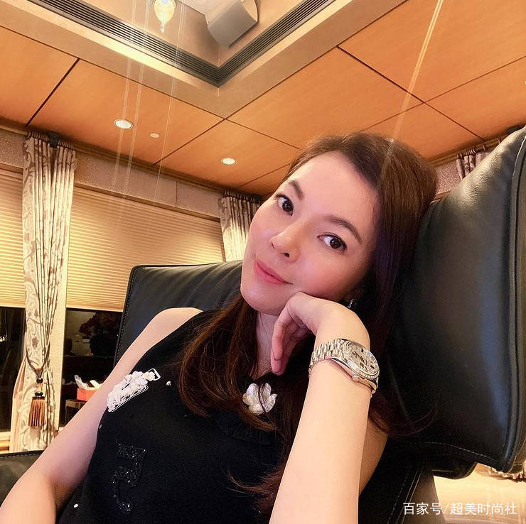 好身材|富士康老板娘又登杂志！穿一字肩红裙戴奢华珠宝，贵妇气场十足