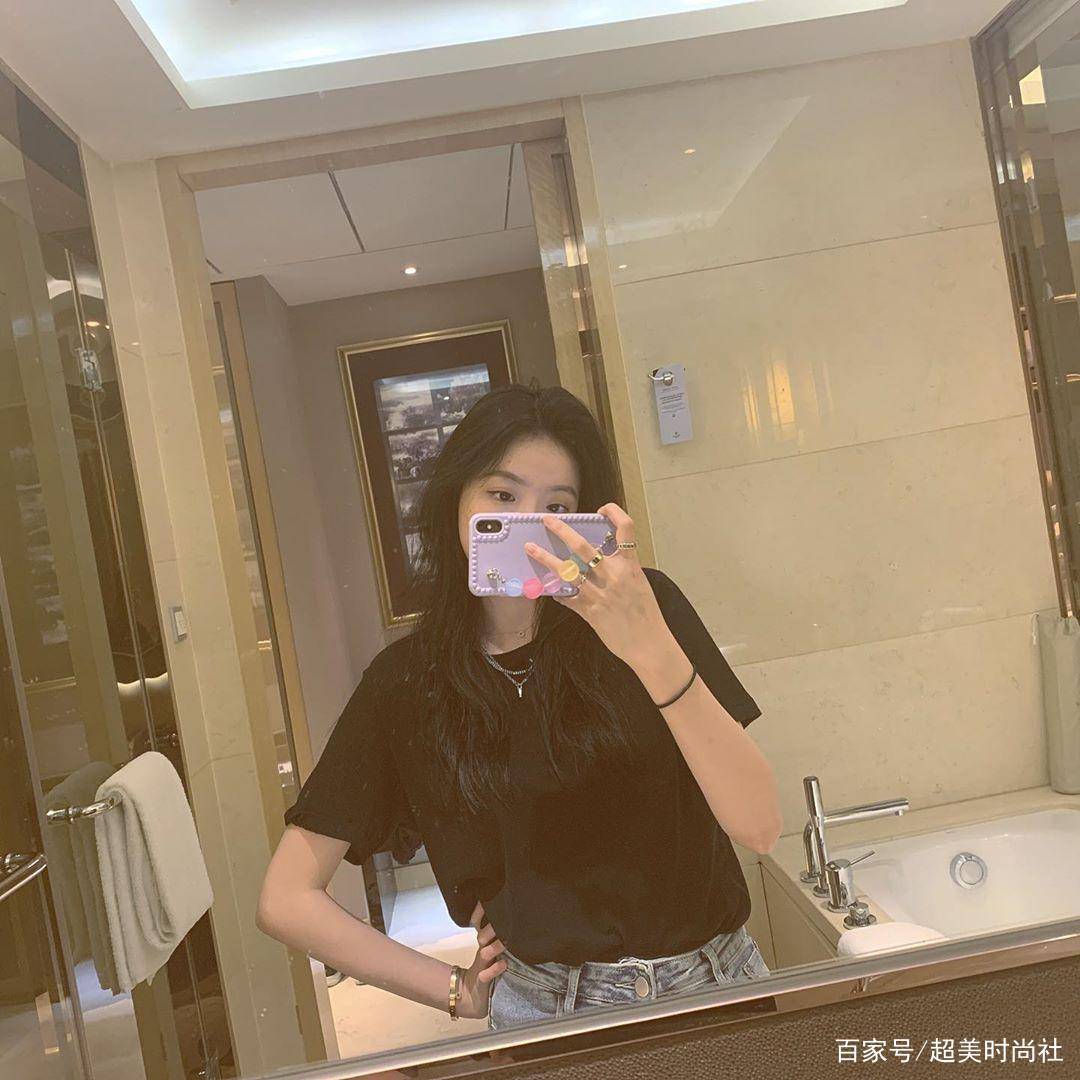 王文|华谊千金和闺蜜开派对，戴满身珍珠化身美人鱼，穿鱼尾裙秀纤细腰