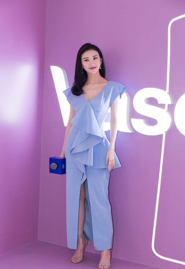 原创景甜身材太好浅蓝色长裙清新淡雅拗出了二八身材了