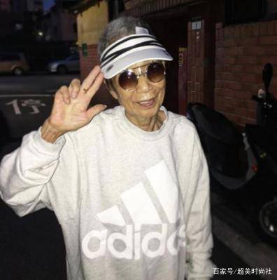 耳环|91岁中国奶奶走红，晚年重拾少女心，潮搭引10万网友模仿