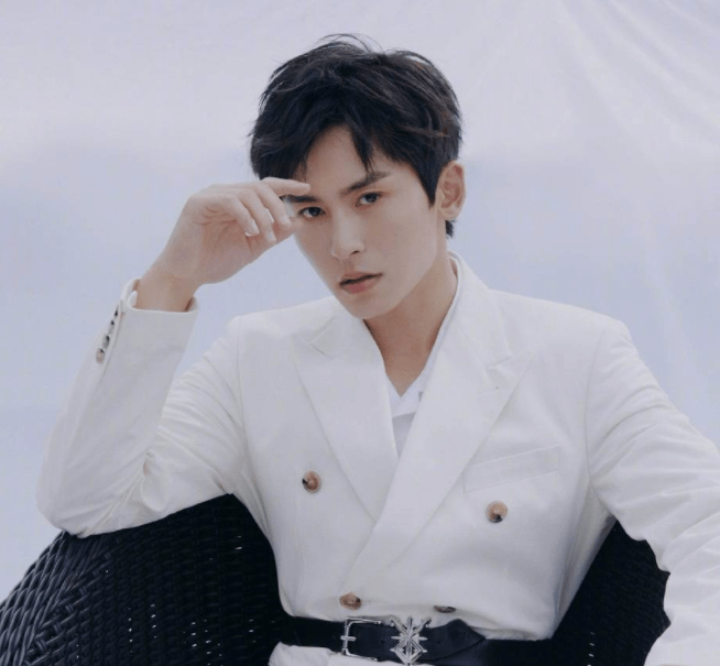 张哲瀚晒出一组抽血打针照 为何配上 四面楚歌 的歌词 工作