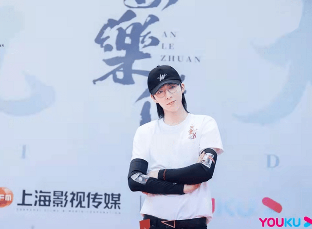 进行|龚俊成新晋顶流！梳古装发型穿牛仔裤大长腿吸睛，搭档热巴配一脸