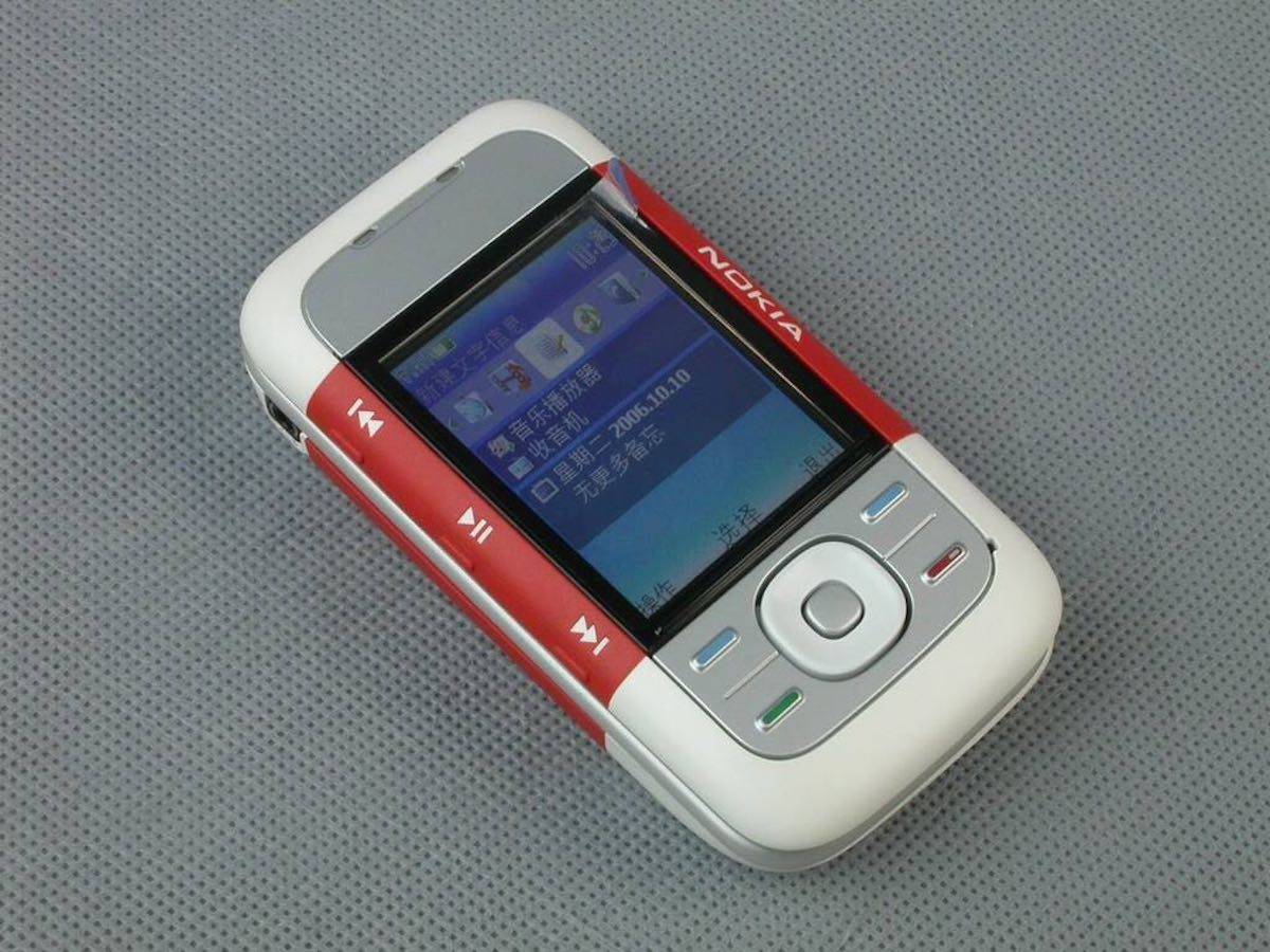 90后用户最早接触的自然是九宫格的实体按键手机,实体按键手机输