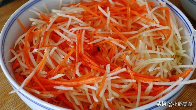 进行|红薯粉条最罕见的做法,很多人没见过,酥脆有嚼劲,比吃肉还香