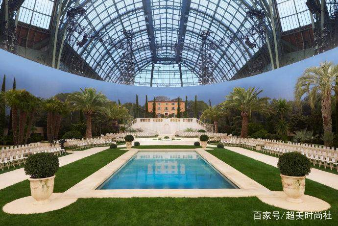 Chanel|高定周暮光女深V西装帅出新高度！嫁入豪门的网红晚晚也来看秀？