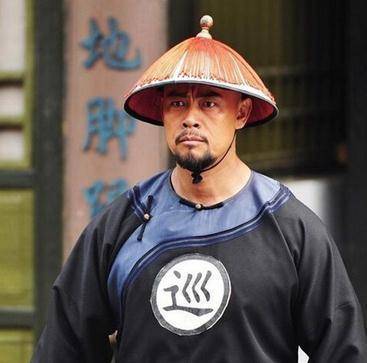 他曾经32次获游泳冠军,受成龙力捧,健壮堪比施瓦辛格娇妻美如画_晋松