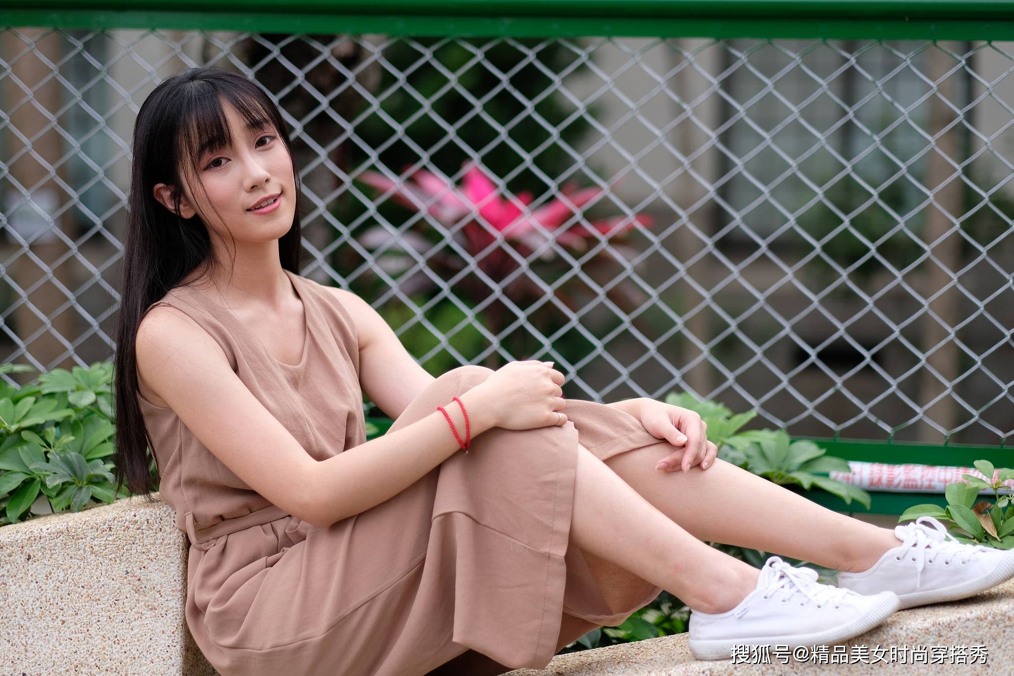 设计|棕色连体裤设计时尚，风格百变，搭配一双小白鞋简约又帅气