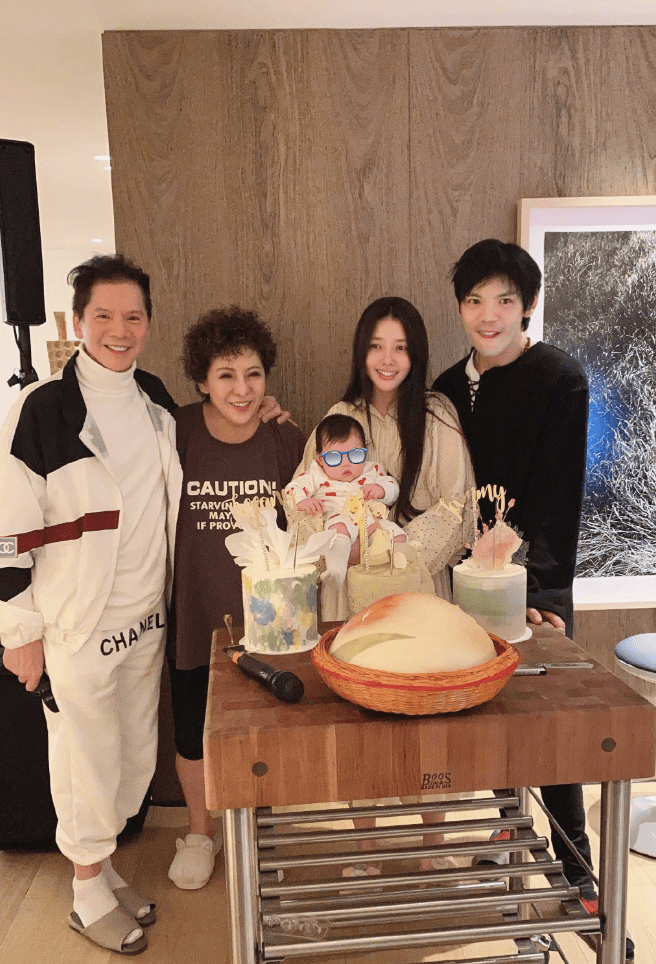 向佐|向佐晒昔日全家福庆生，女儿高冷气场足，郭碧婷当妈后无暇打理自己很朴素