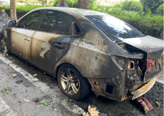 新能源车自燃王陵路两辆轿车烧成空壳后续应该怎么处理