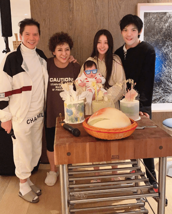 向佐罕晒全家福庆生!妻子郭碧婷素颜抱娃显疲惫