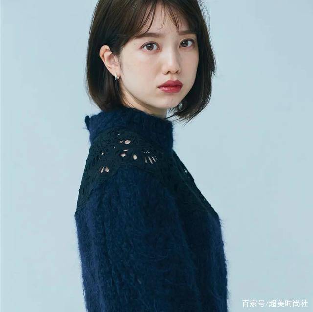 发型|从土气小妞变为网红美女，女记者一夜走红，发型着装很日系