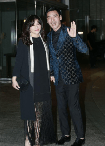 黑色|钟镇涛携小12岁妻子的亮相,范姜特意穿黑色T恤,缩短两人年龄感