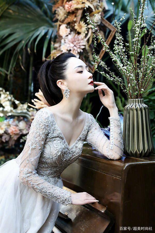 高晓松|高晓松前妻晒近照，仙女礼服配马尾美出新高，32岁不显年龄似少女