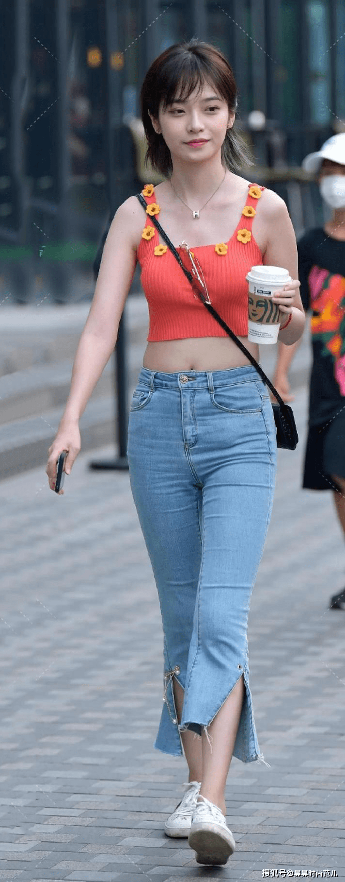 显得|可爱女孩的清甜穿搭,粉红吊带衫搭配开叉牛仔裤,青春减龄显时尚