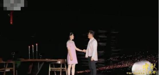 舞台|太搞笑!沙溢晚会衬衫被网友怀疑系错扣子,老婆胡可称这是买家秀