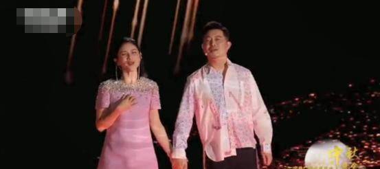 舞台|太搞笑!沙溢晚会衬衫被网友怀疑系错扣子,老婆胡可称这是买家秀