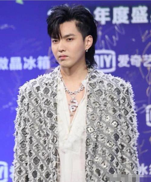头发|吴亦凡潮流穿搭也难掩一脸憔悴，被都美竹毁了！