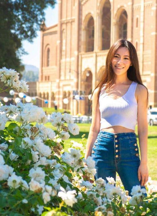 自演小品,看电视剧时一起讨论剧情和表演,张思乐在父母的言传身教下