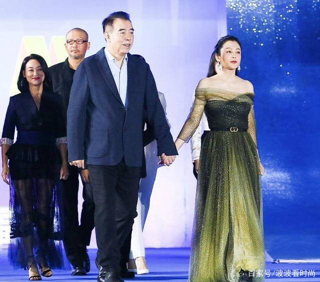 黑色|“嫦娥仙子”陈红又圆润了，穿皮裙感觉要撑爆，腰部也勒出两层肉