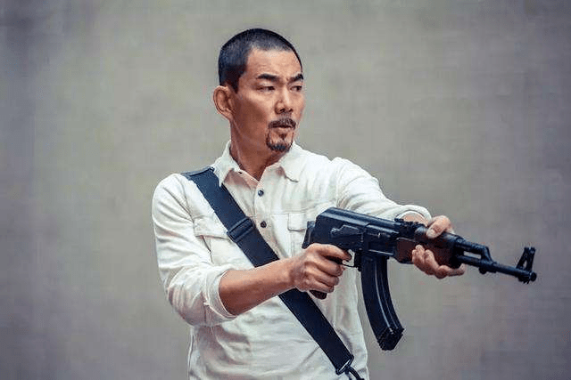 枪▲但事实上鹿宪洲使用的是仿制波兰wz63式的82式9毫米微型冲锋枪三