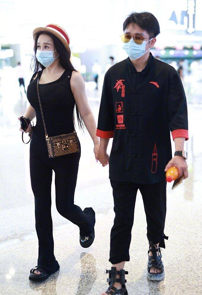 黑色|邹市明老婆身材太“辣”了，两人一身黑牵手出门，凹凸身材太抢镜