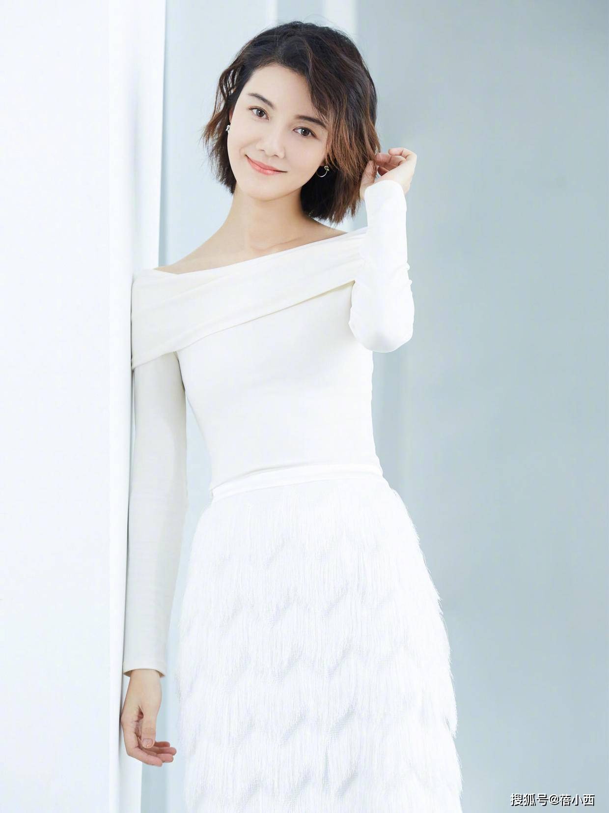 人群|车晓的气质从来都不输，穿裸色系晚礼服亮相，人群之中美得耀眼