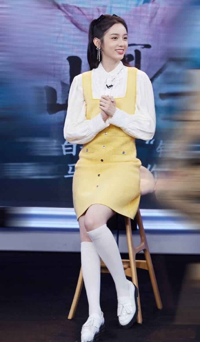 瞿颖皮肤黝黑仍有女人味,蕾丝衫 牛仔短裤,175的身材惊艳机场