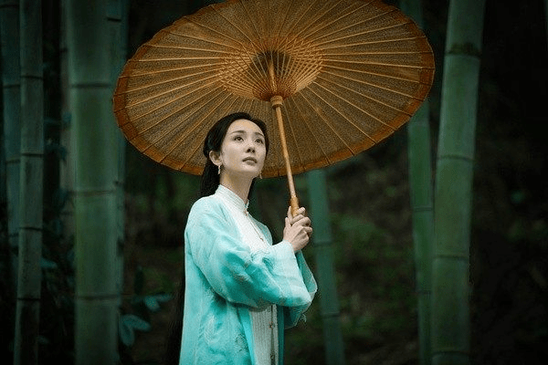 样子|女星古装撑伞造型绝了！赵丽颖风格百变、杨紫清冷，热巴让人心疼！