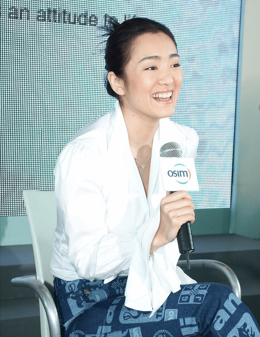 下装|年轻时的巩俐才叫“清秀”，蓝色连衣裙配白衬衫，放在现在也时髦