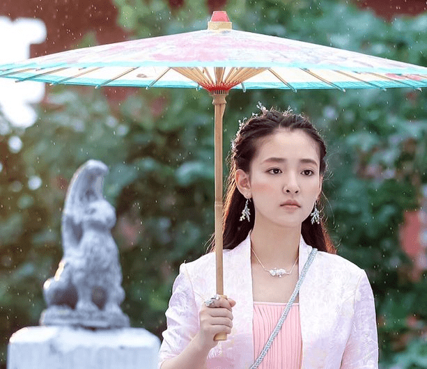 样子|女星古装撑伞造型绝了!赵丽颖风格百变、杨紫清冷,热巴让人心疼!