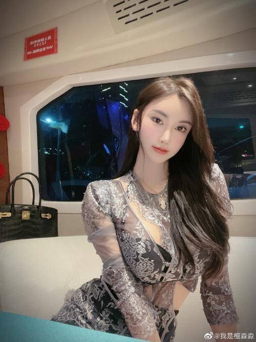 酷风|都美竹时髦穿搭，难怪吴亦凡会败在她裙下！