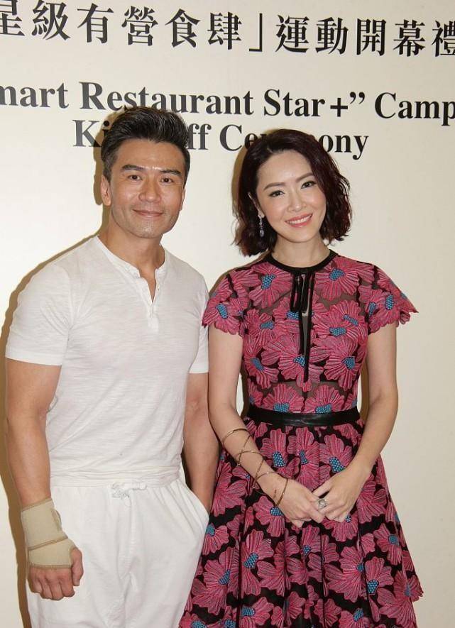 材质|向华强侄女向海岚挺有魄力，同龄人难驾驭的梅子色，她穿得挺适合