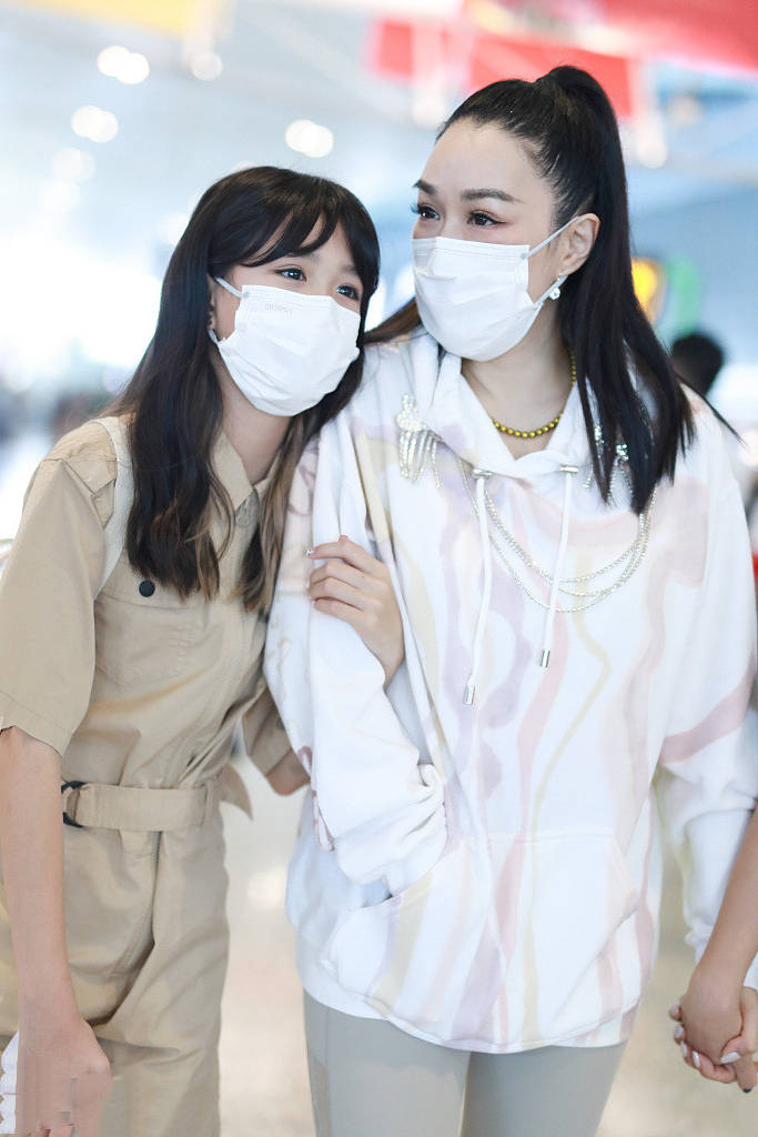 身材|钟丽缇厉害,和两个女儿出门还穿得这么少女,紧身裤配卫衣好时髦