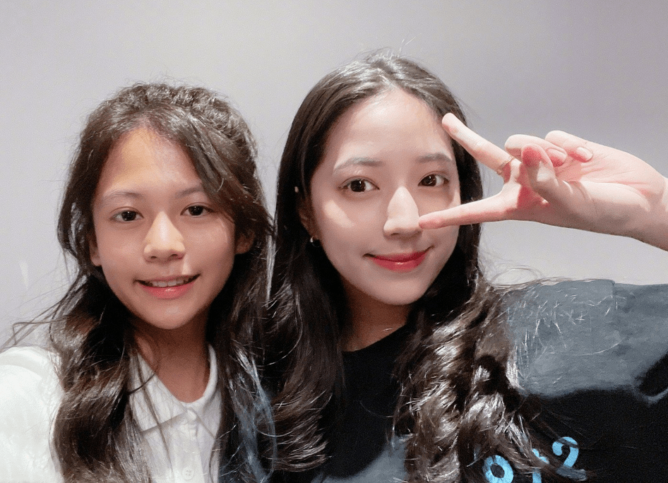 翁虹|翁虹女儿发育真好，穿POLO衫配百褶裙，13岁身高都快赶上妈妈了