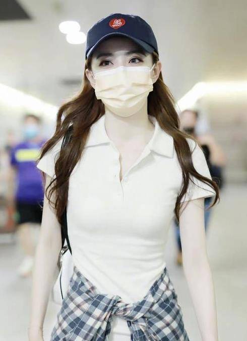 短裙|徐璐机场私服,白色连衣短裙戴棒球帽青春元气,好喜欢