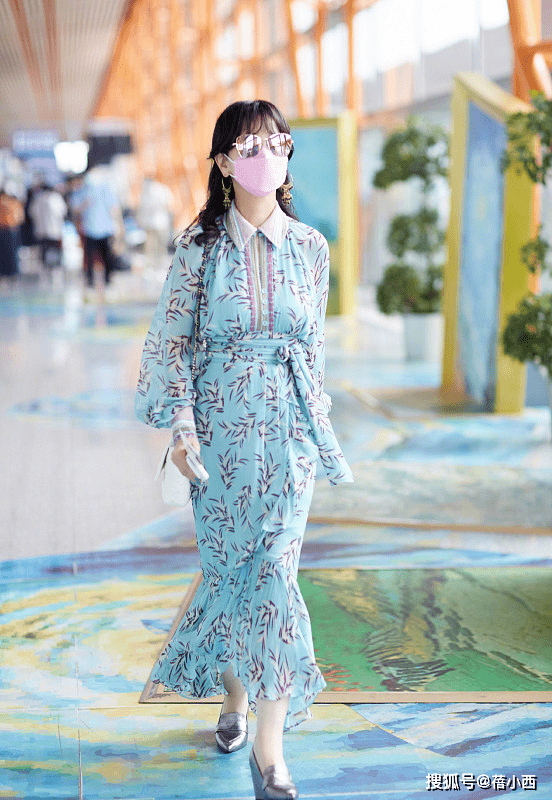 腰带|赵雅芝的穿搭才是奶奶辈该有的时髦,印花连衣裙绑腰带,气质高贵