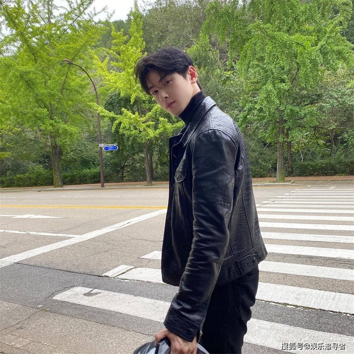 BLACKPINK Lisa�ͳ����Ź�ͬ��ϯ������ʱ��չ,�������ǹ�ע!