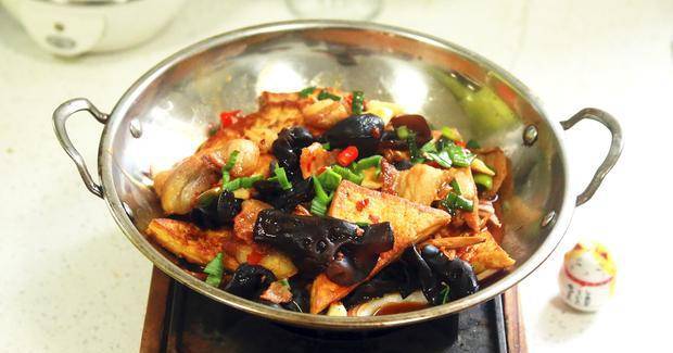 冬日|冬日里的美味家常菜,用普通的豆腐做一道干锅豆腐,好吃又下饭