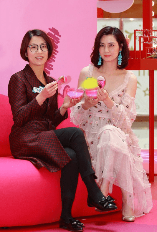 小姑娘|洪欣半百的年纪不服老，穿薄纱仙女裙像小姑娘，一点儿不输00后