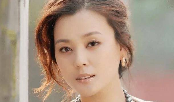 一面|她是一个认真的演员，也是一个精致优雅的女人，深受观众的喜爱