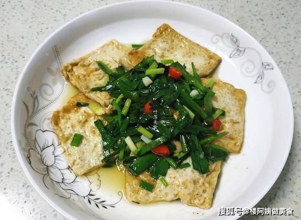 煎豆腐時加點韭菜豆腐出鍋更香更嫩孩子就愛這樣吃