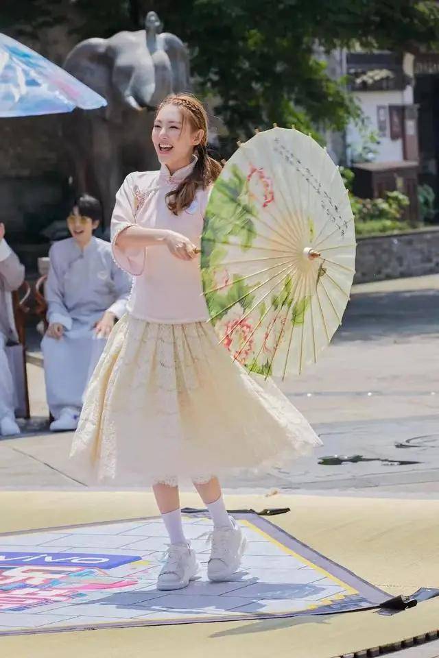 张雨绮|《快本》上旗袍大比拼，究竟是张雨绮赢了，还是吴昕赢了？