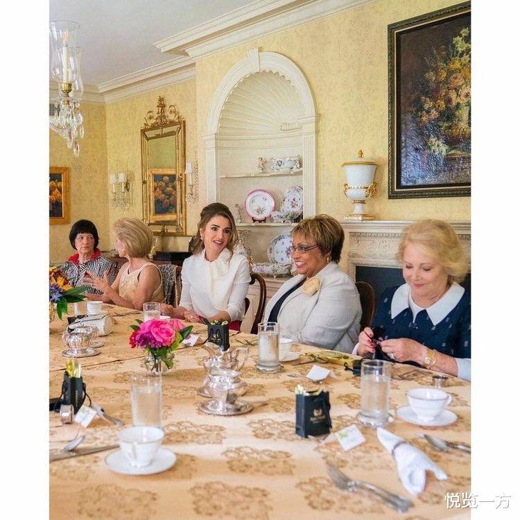 设计|约旦王后拉尼娅红装亮相 典雅大气 参与会面的时尚造型令人赞叹