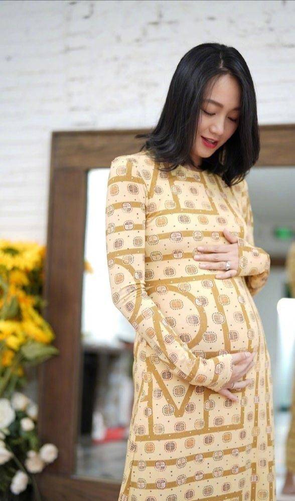 朱丹|朱丹罕见晒二胎儿子，单手抱7个月儿子臂力足，身材圆润依旧自信