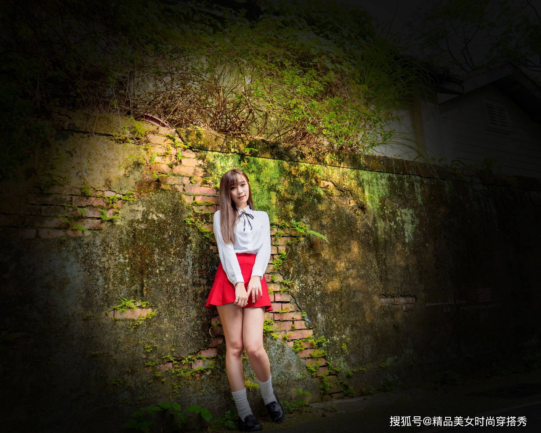时尚|白色的衬衫搭配红色的荷叶裙，干练又甜美可人