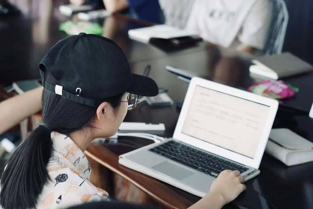 展开讨论|LK朗威 | 设计基础研究 周会：“什么是酸性设计？”