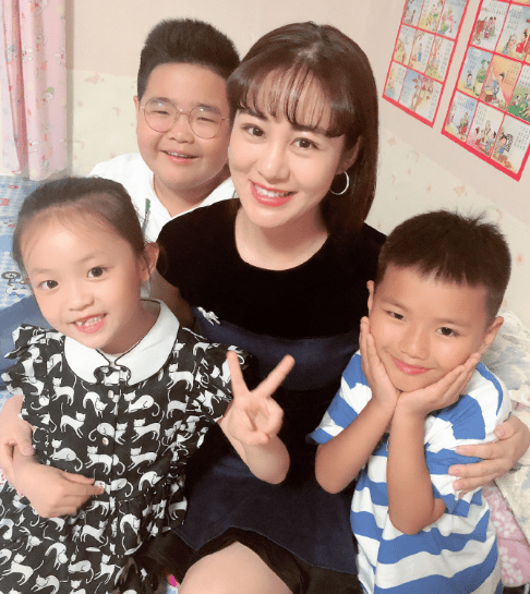黑色|乡爱王小蒙商演捞金，穿紧身衣配短裙，肚腩横生胖的太真实了！